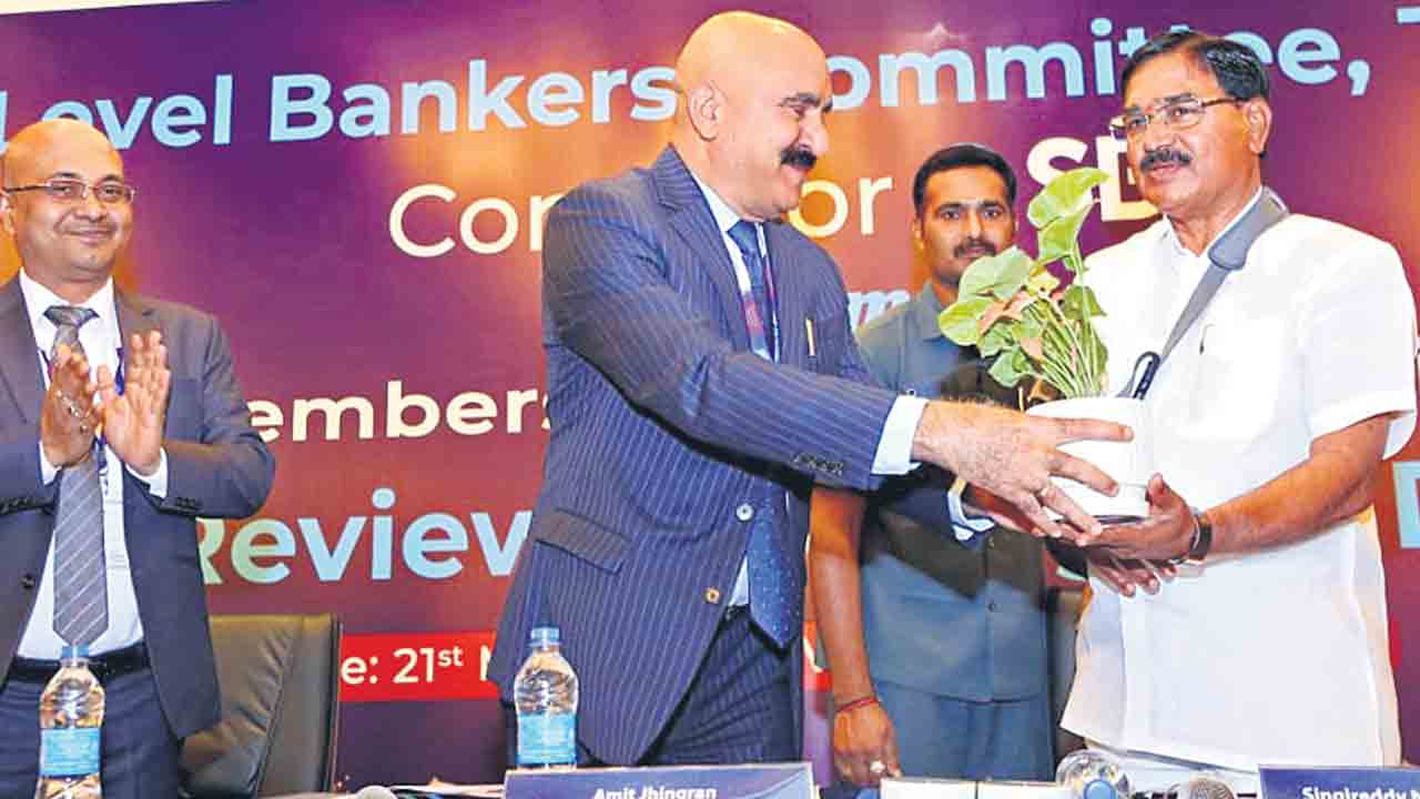 రైతులకు రుణాలిచ్చి ప్రోత్సహించండి