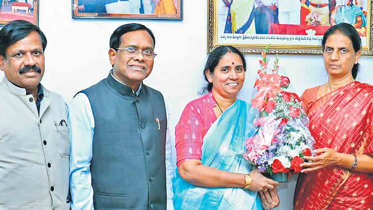 మహిళా వర్సిటీ ఇన్‌చార్జి వీసీగా ప్రొఫెసర్‌ విజ్జులత