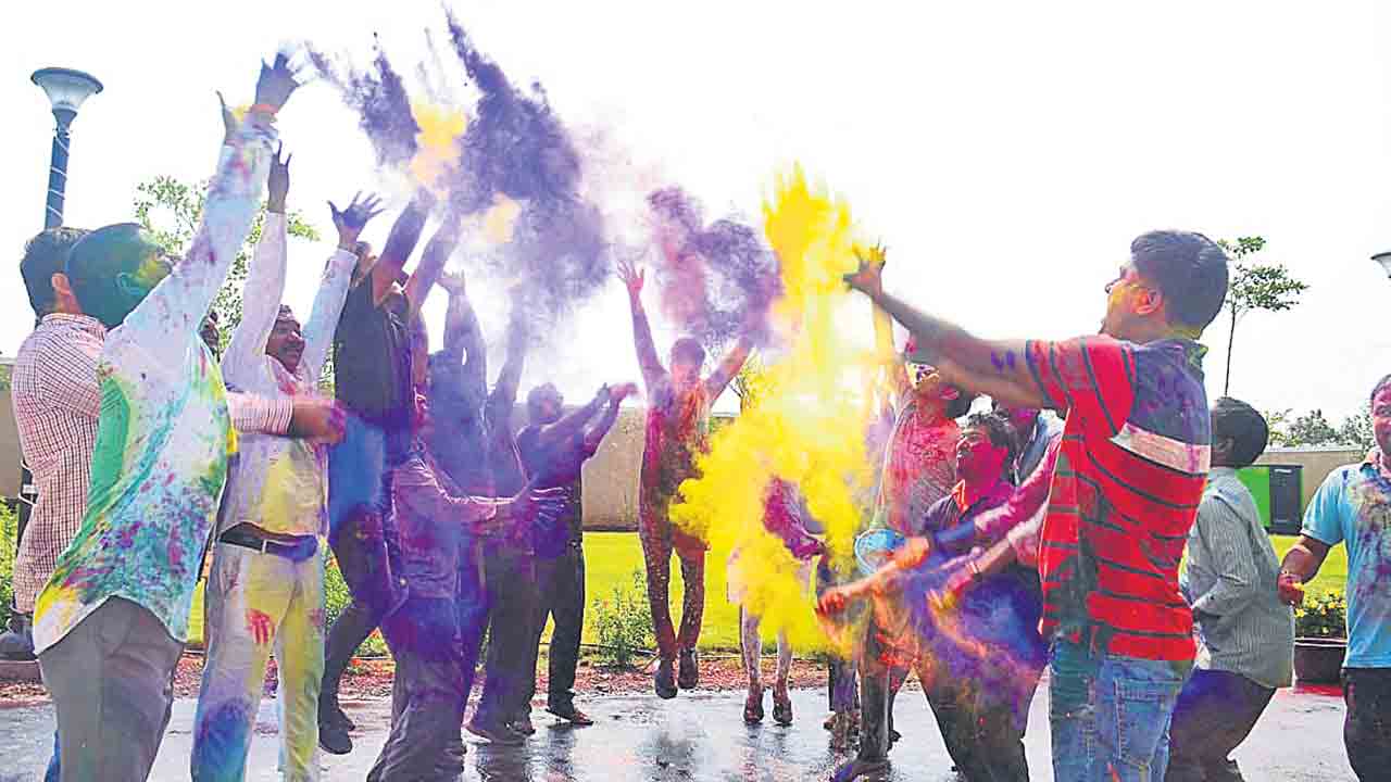 హోలీ సంబురాలు రంగుల కళ