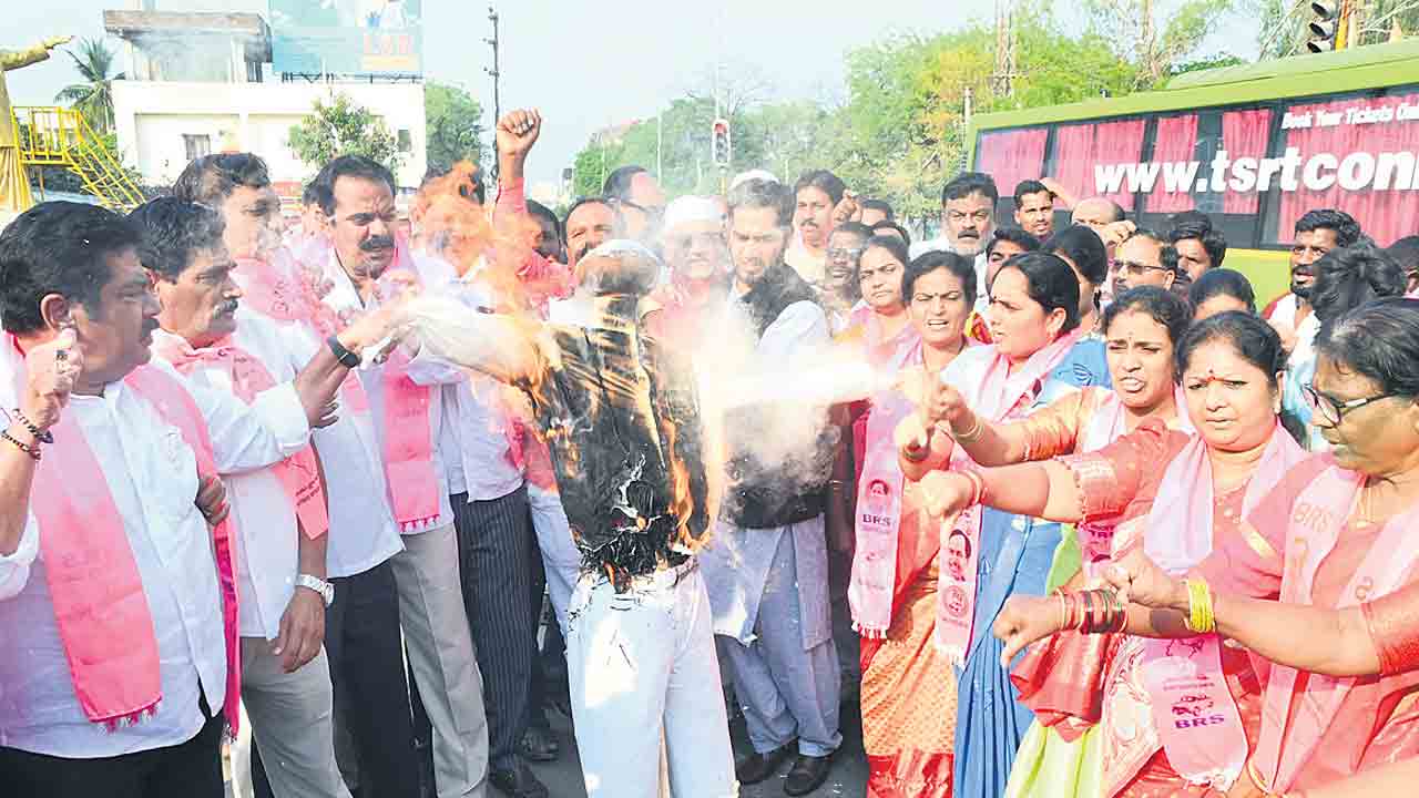 బండి సంజయ్‌.. క్షమాపణ చెప్పు