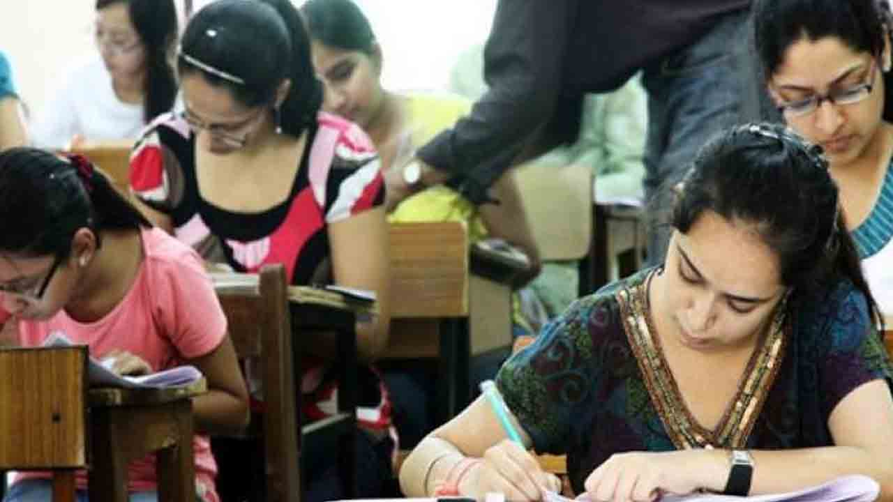 TSPSC |  తమ్ముడి కోసం టీఎస్‌పీఎస్సీ పేపర్‌ లీక్‌.. రూ.14 లక్షలకు మరి కొందరికి ప్రశ్నపత్రం విక్రయం