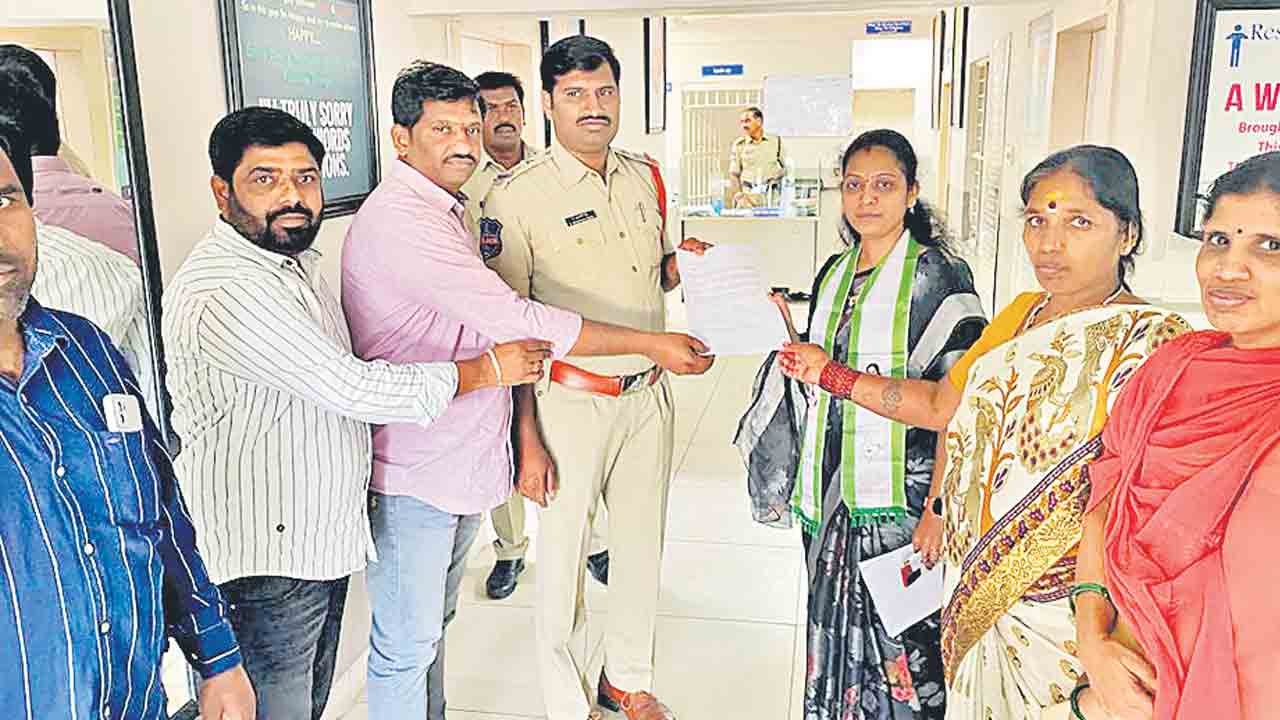 చింతపండు నవీన్‌పై ఫిర్యాదు