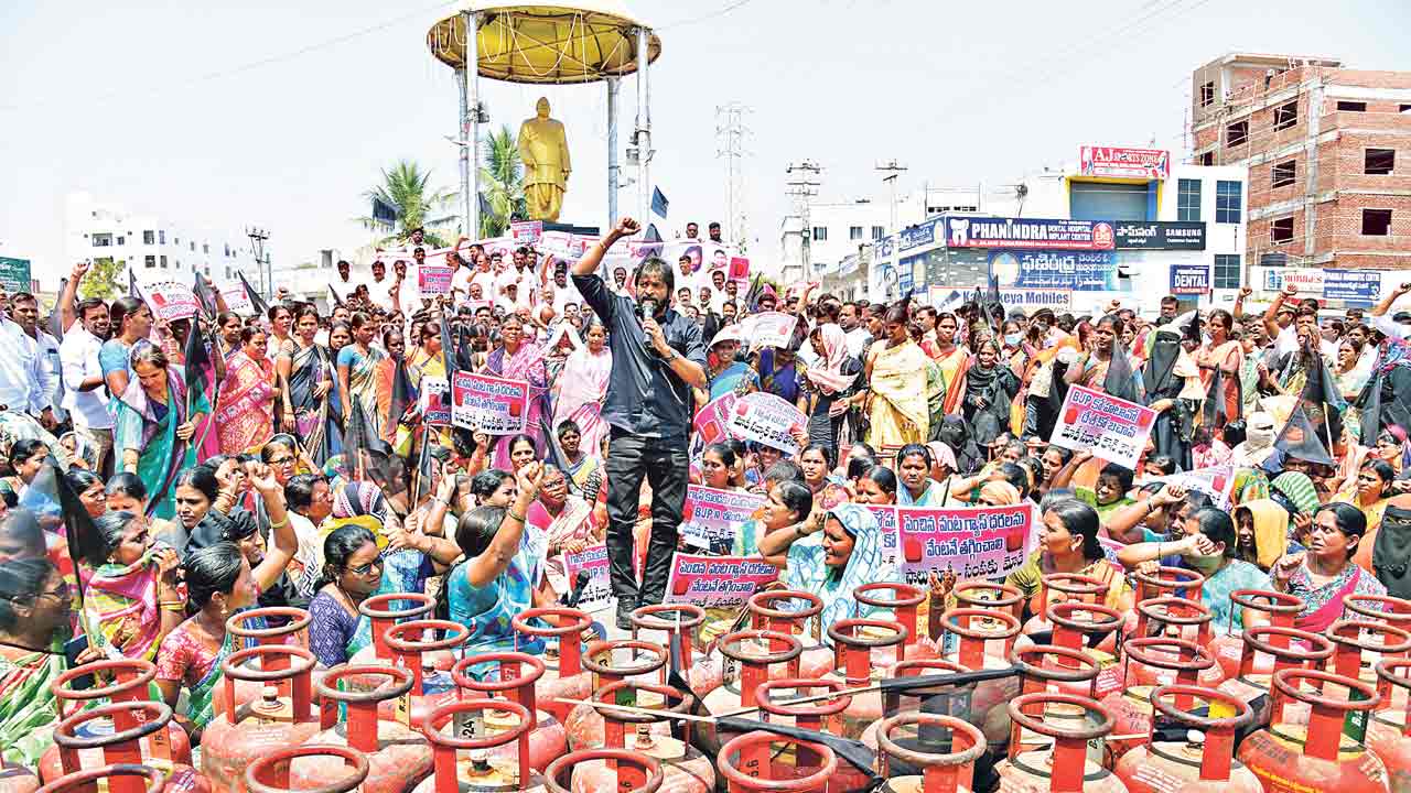 LPG Price Hike | ఎగిసిపడిన గ్యాస్‌ నిరసన జ్వాలలు