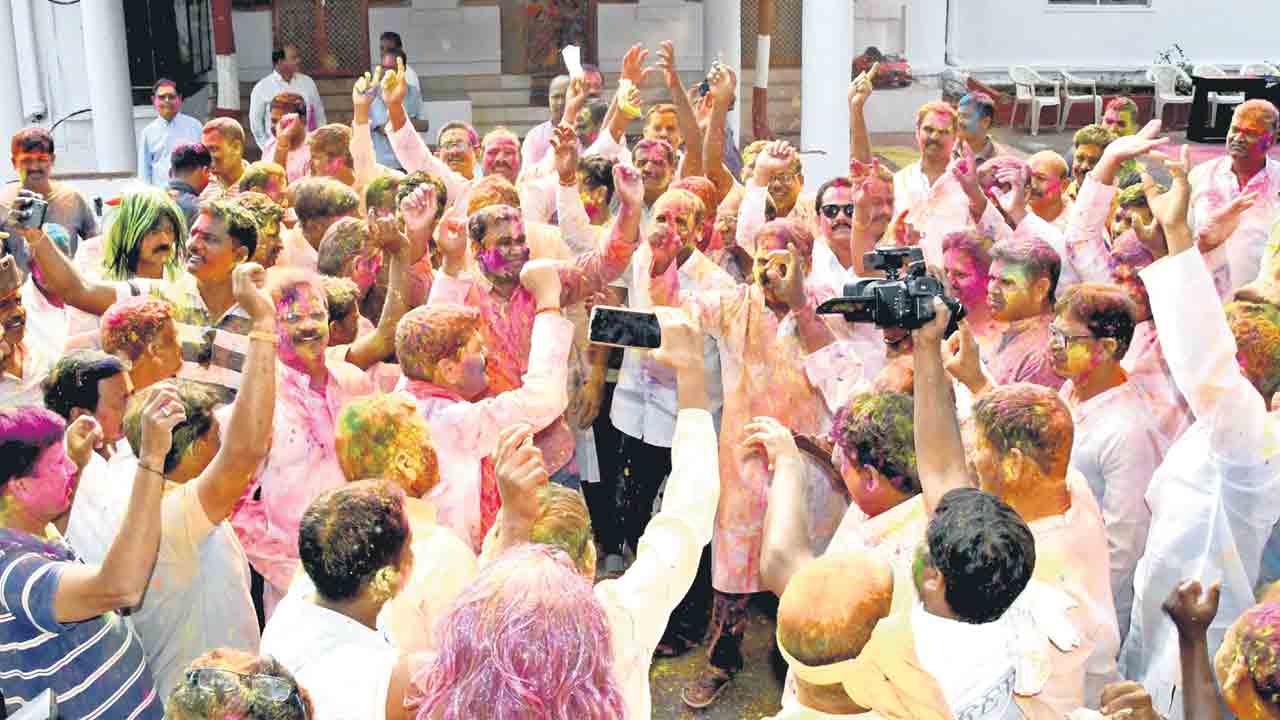 కలర్‌ఫుల్‌ జోష్‌