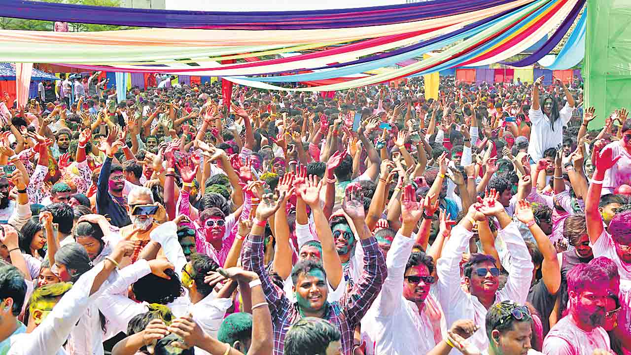 నగర వీధులు.. రంగులై