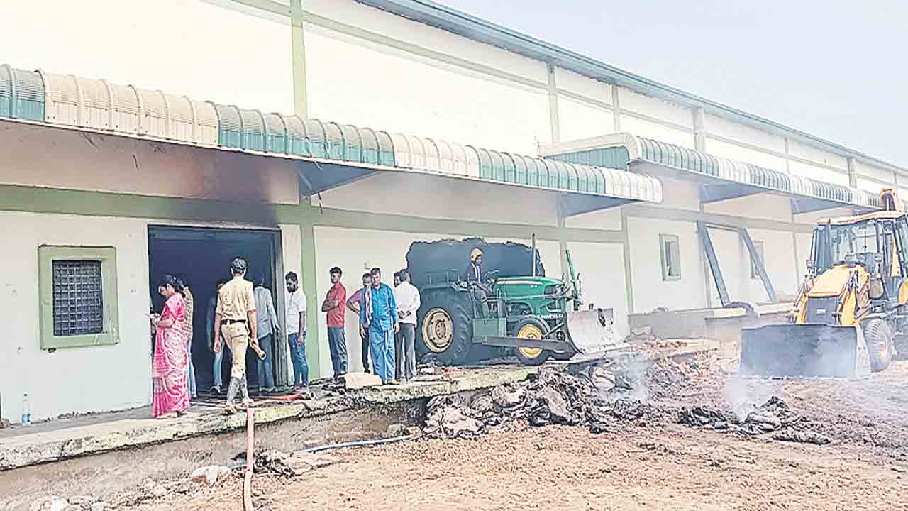 మార్కెట్‌ గిడ్డంగిలో మూడు లక్షల గన్నీ సంచులు దగ్ధం