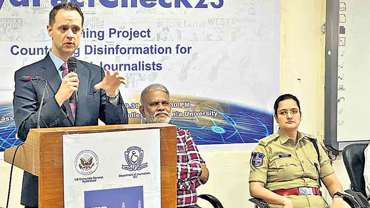 తప్పుడు సమాచారంతో ప్రజాస్వామ్యానికి ముప్పు