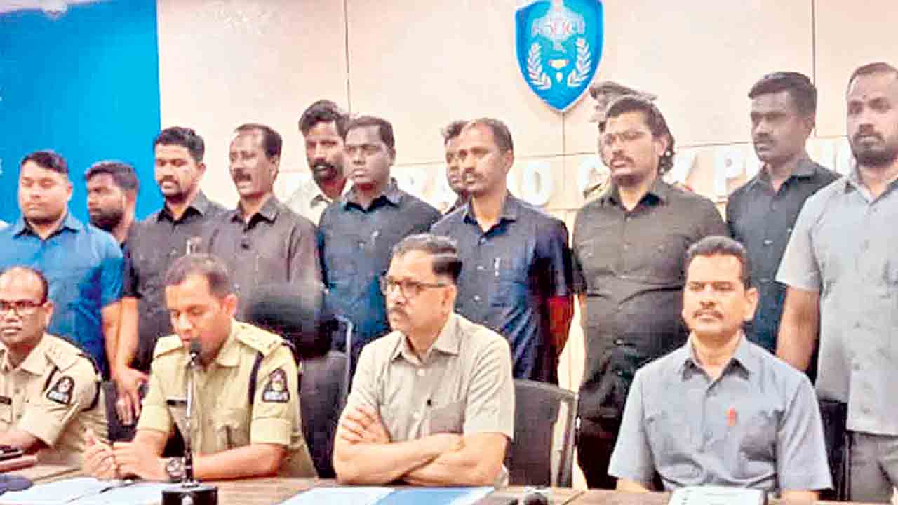 పేపర్‌ లీకేజీ బాధ్యత ఎవరిది