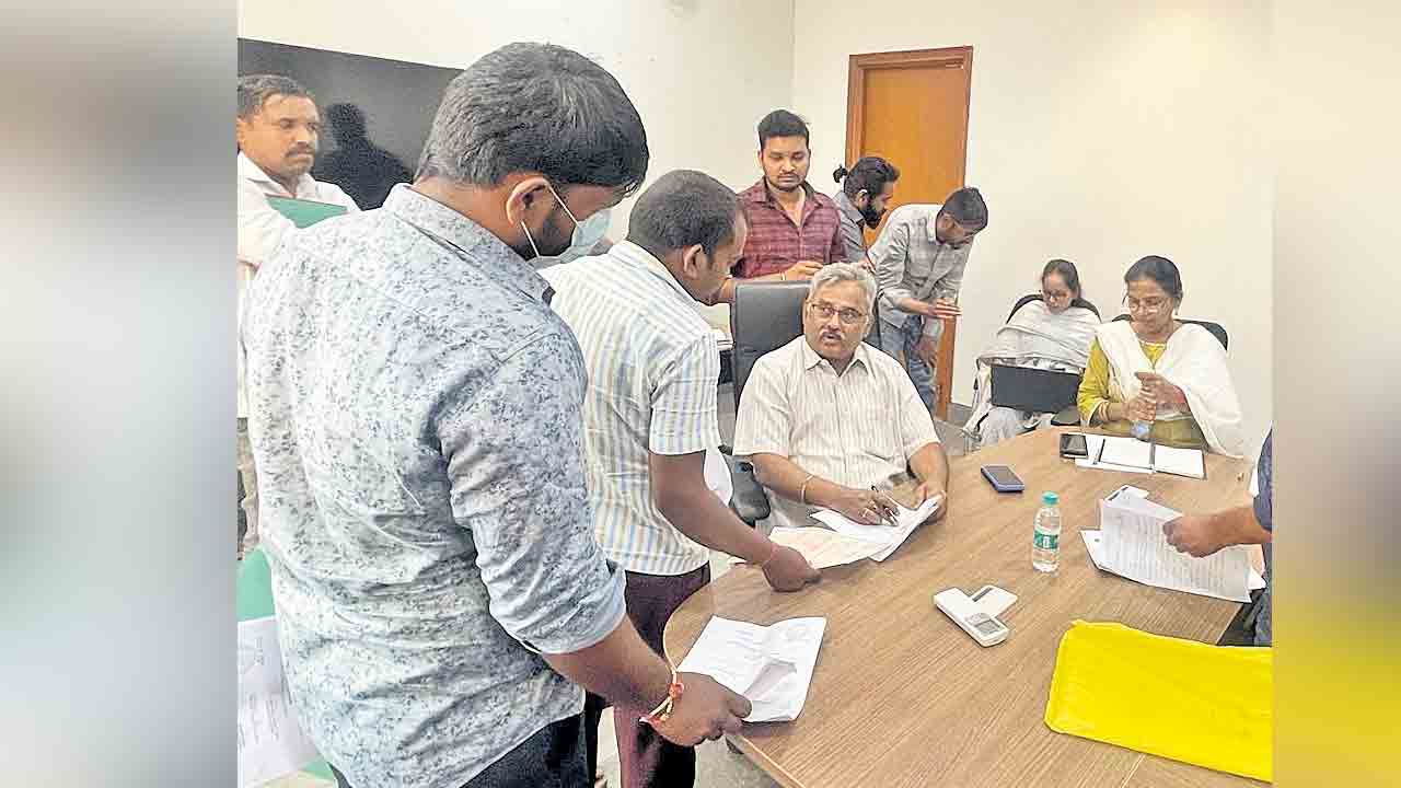 ఫిర్యాదులను పరిష్కరించండి