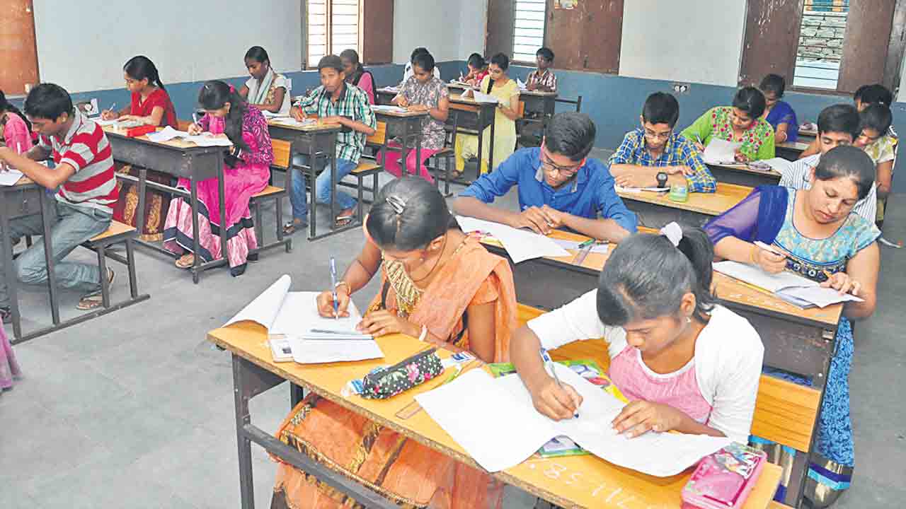 పదిలో ఆరు పేపర్లే..