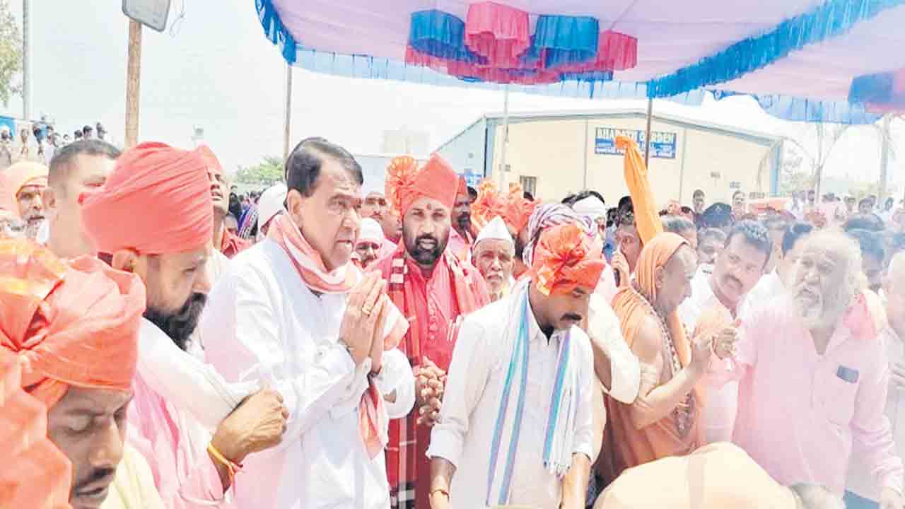 గిరిజనుల అభ్యున్నతికి కేసీఆర్‌ కృషి