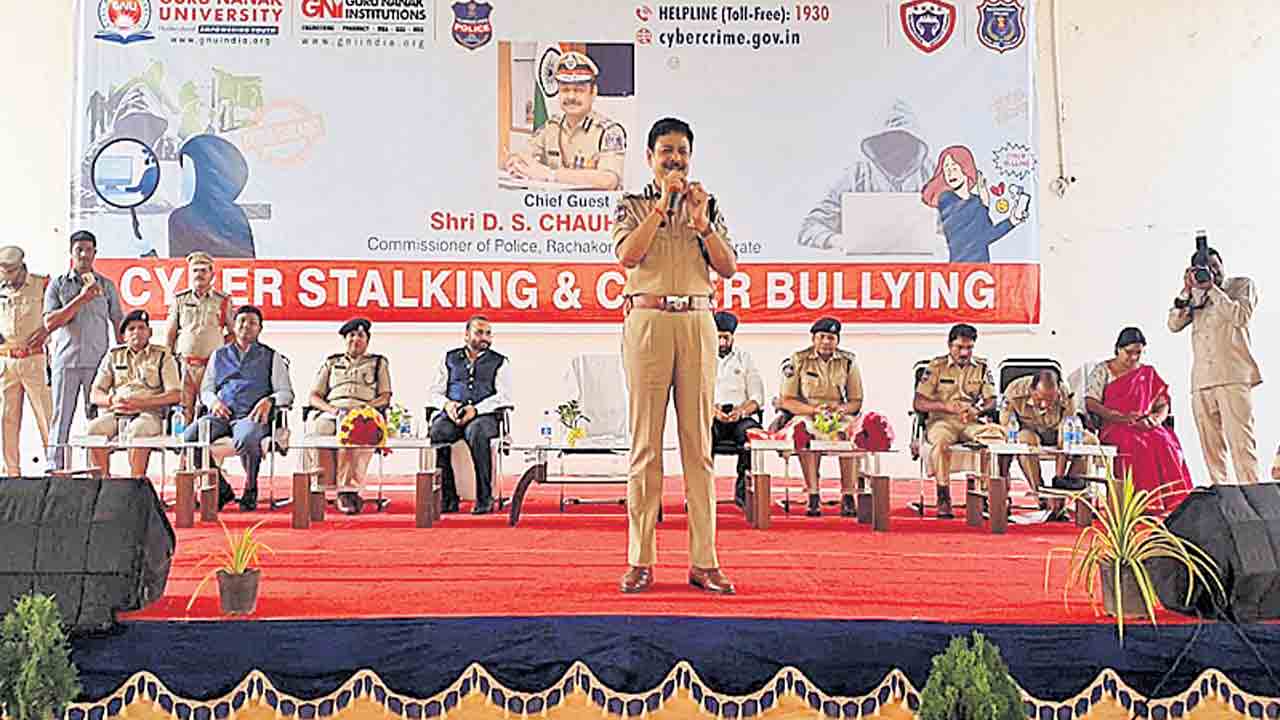 సైబర్‌నేరాలపై అప్రమత్తంగా ఉండాలి