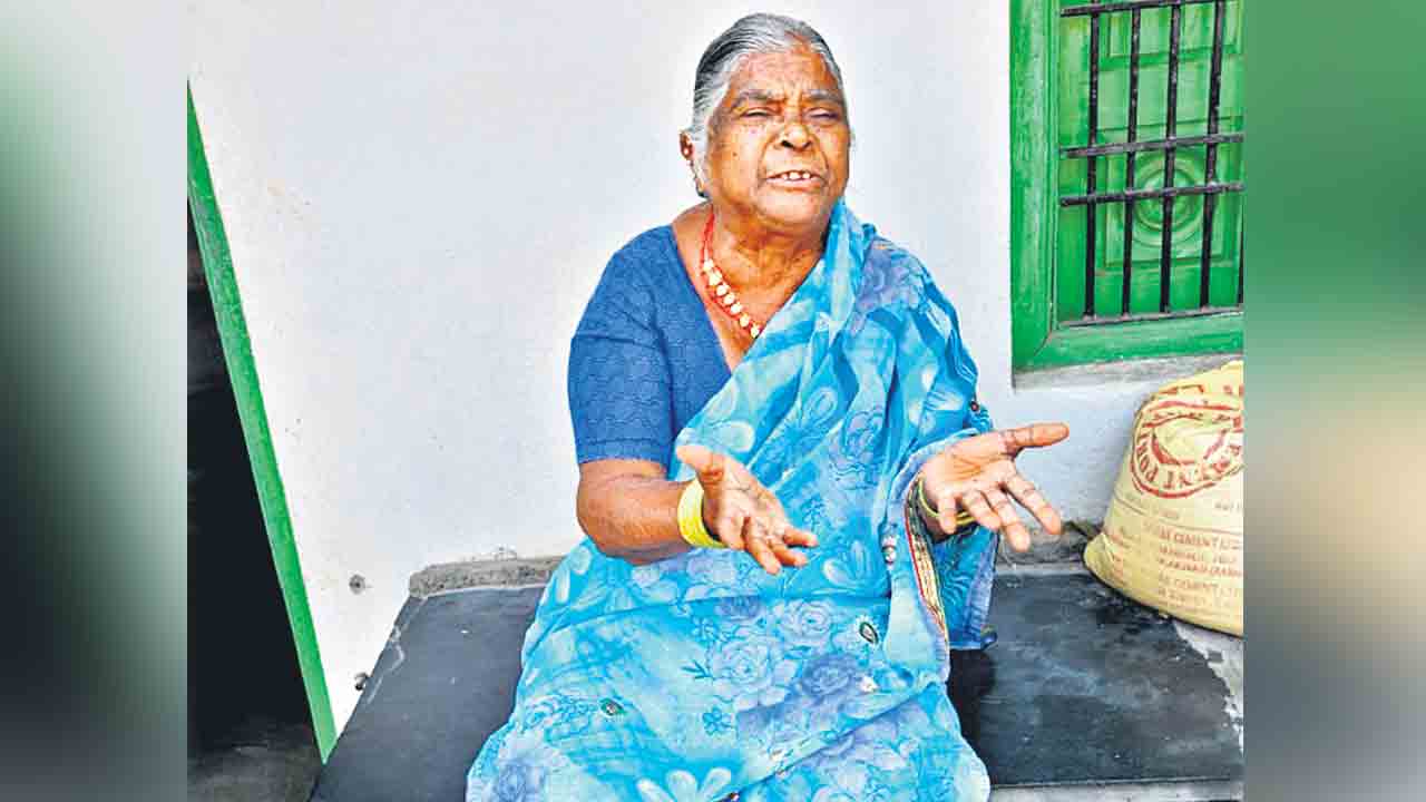 కేసీఆర్‌ రెండువేలు పంపుతుండు మరి మీరేం ఇస్తున్రు.. బీజేపీ నేతను నిలదీసిన వృద్ధురాలు