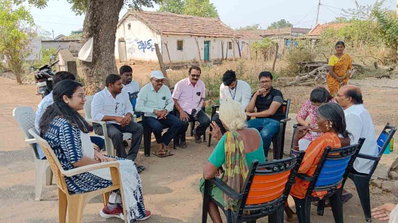 గ్రామాల్లో పర్యటించి.. వివరాలు సేకరించి..