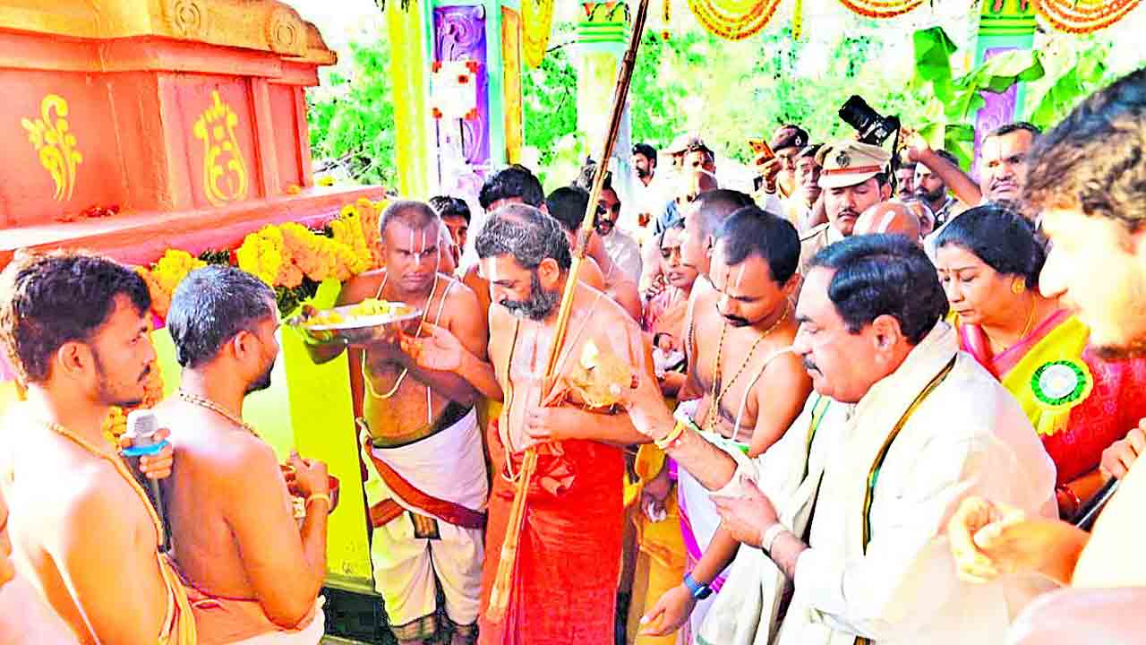 ఆలయాల సమగ్రాభివృద్ధికి కృషి