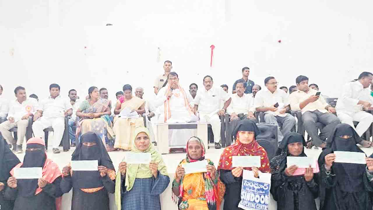 గృహలక్ష్మి బిల్లులు ఆడబిడ్డలకే..