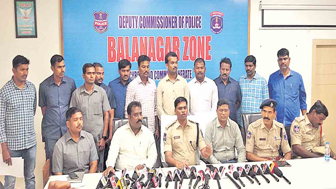 ఏ కార్డేసినా.. పేకాటలో గెలుపతడిదే