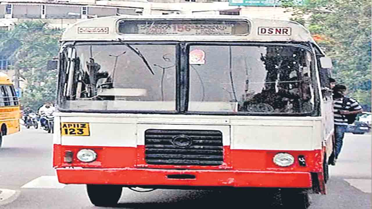 TSRTC | టీఎస్‌ఆర్టీసీ ఆఫర్లకు అనూహ్య స్పందన.. గ్రేటర్‌ హైదరాబాద్‌లో ప్రతి రోజు 25 వేల స్పెషల్‌ టికెట్ల విక్రయం