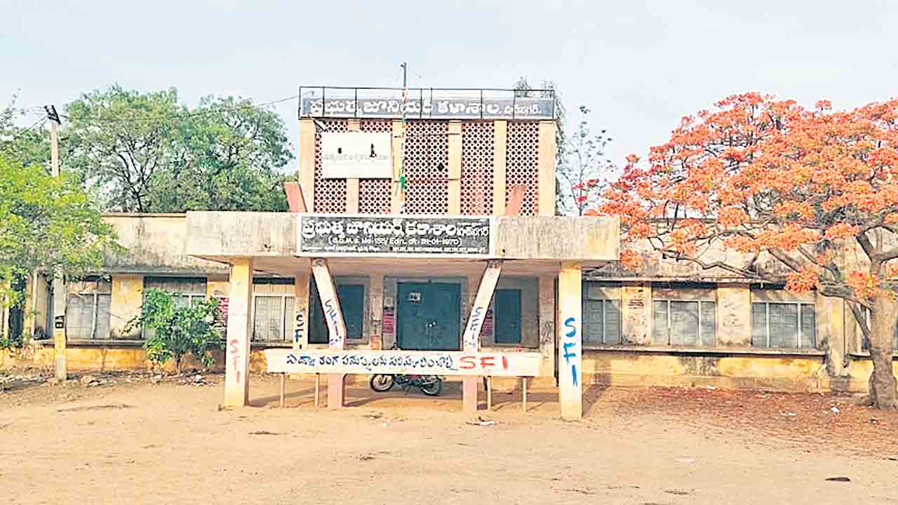 నిమిషం ఆలస్యమైనా అనుమతి లేదు