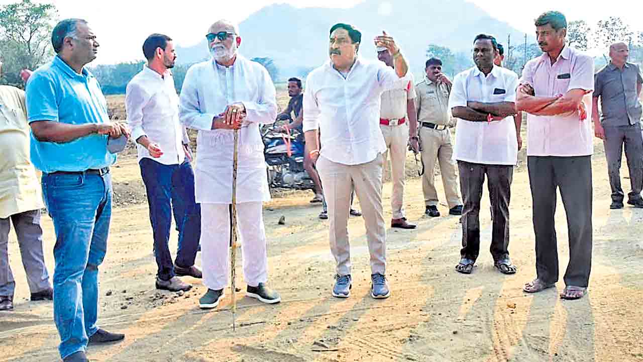 యోగా కేంద్రానికి 180 ఎకరాలు అందజేత