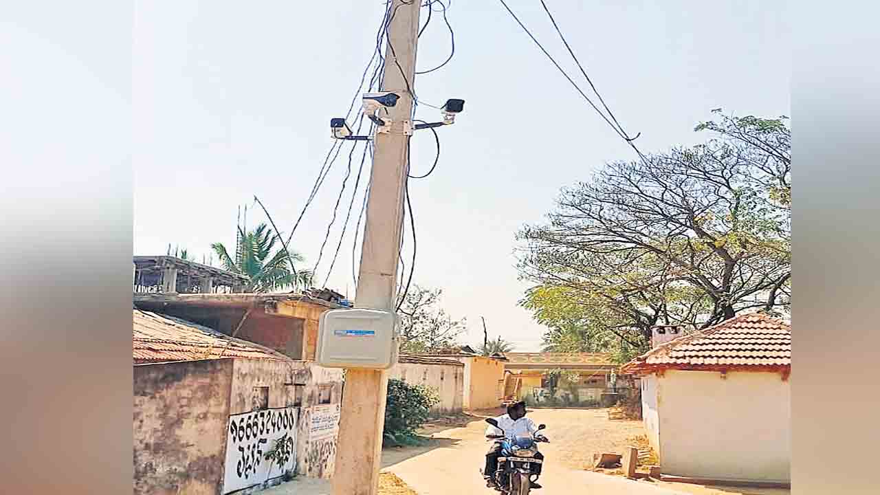 నిఘా నీడలో పల్లెలు