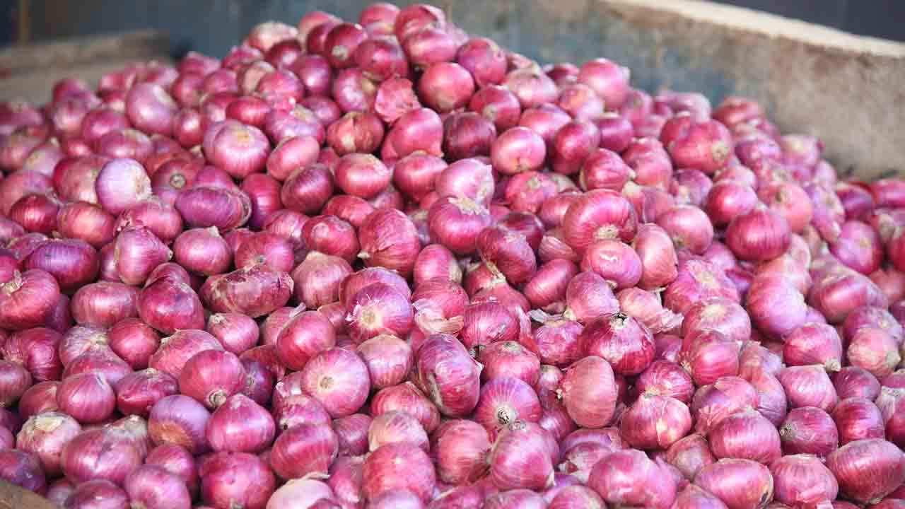 కన్నీరు పెట్టిస్తున్న ఉల్లి…