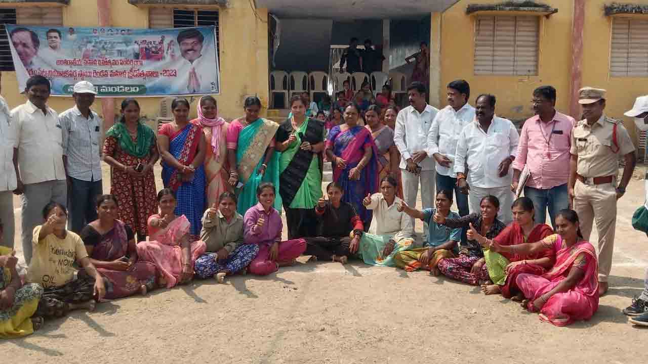మహిళలు అన్ని రంగాల్లో రాణించాలి