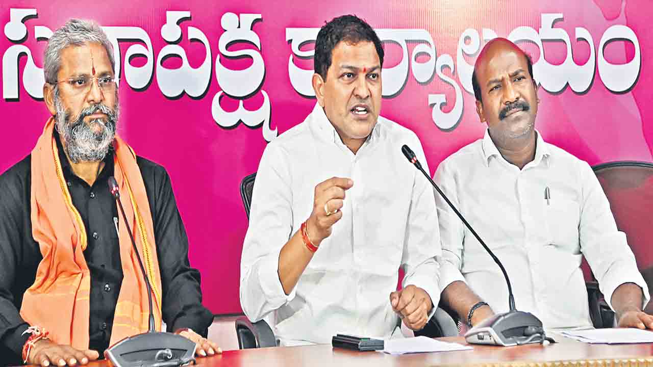 ఈడీ విషయాలు బీజేపీ నేతలకెలా తెలుసు?