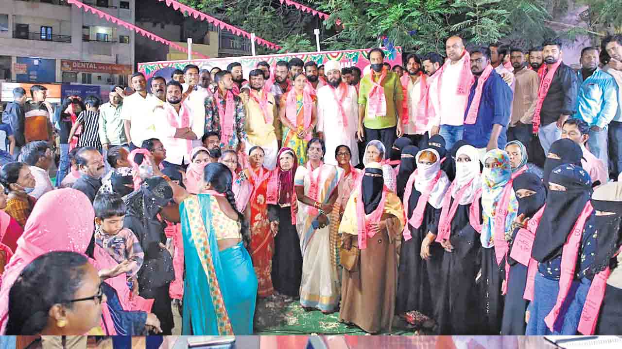 గులాబీ జెండా..సంక్షేమ అండ