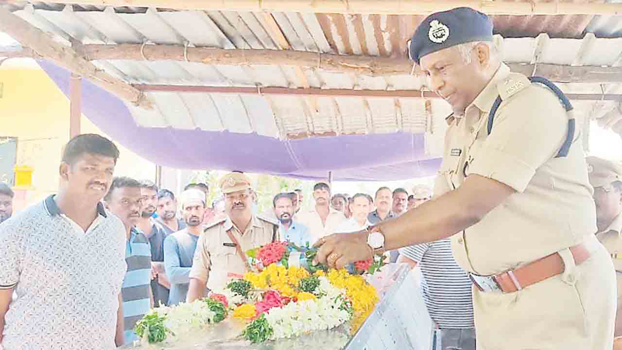 కరెంట్‌ షాక్‌తో బెటాలియన్‌ హోంగార్డ్‌ మృతి