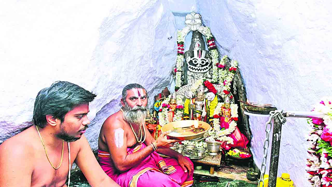 కొమ్మాల జనసంద్రం