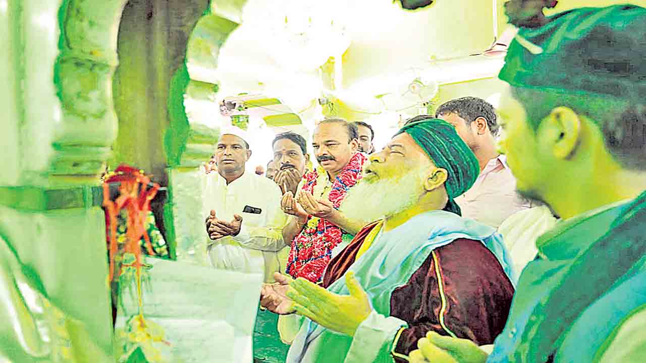 ఘనంగా హజరత్‌ బాబా దర్గా ఉర్సు