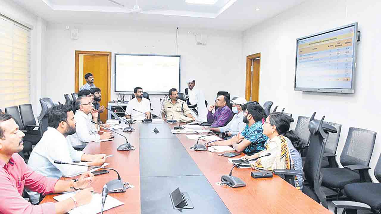 పదేండ్లకోసారి ఆధార్‌ను అప్‌డేట్‌ చేసుకోవాలి