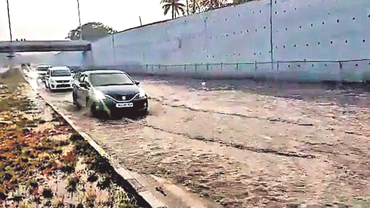 మొన్న గుంతలు.. నేడు కుంటలు