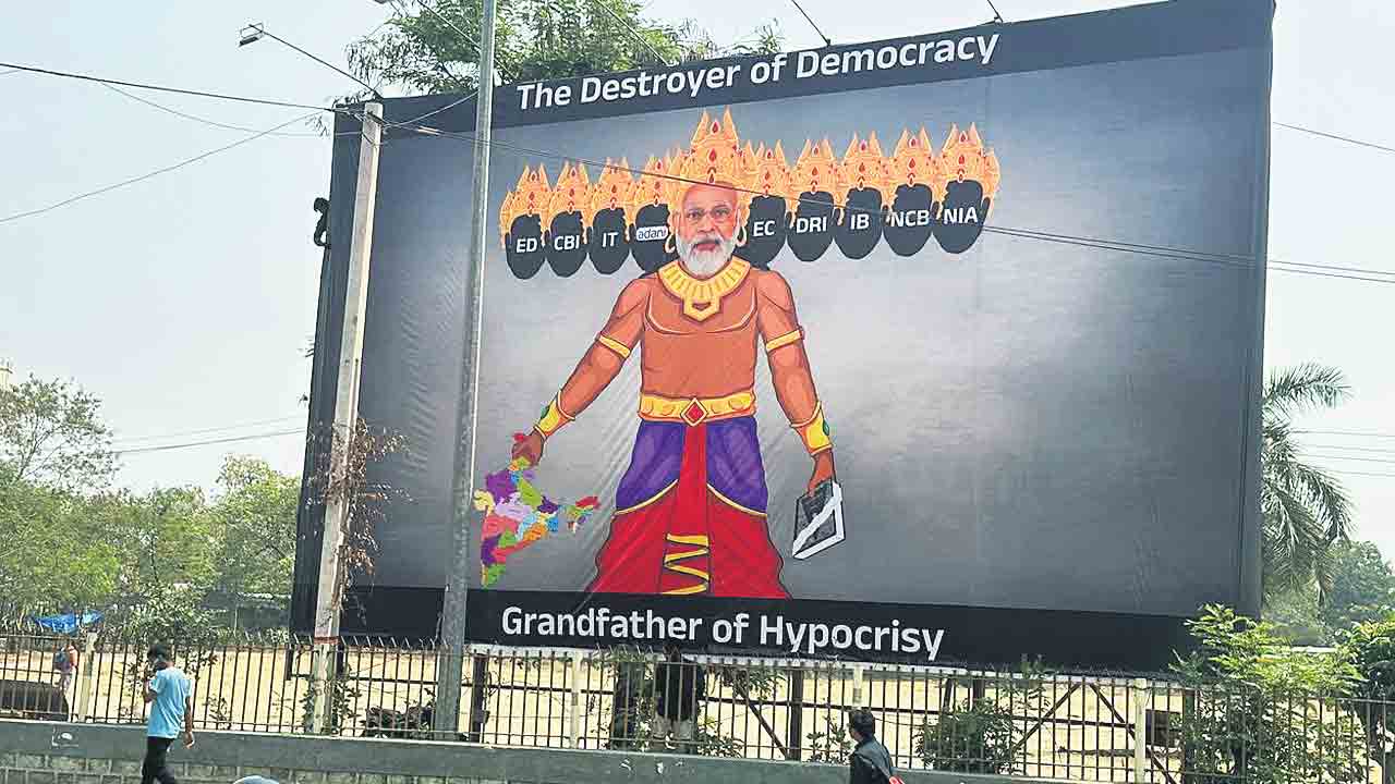 కాషాయం ధరిస్తే కేసులు ఖతం