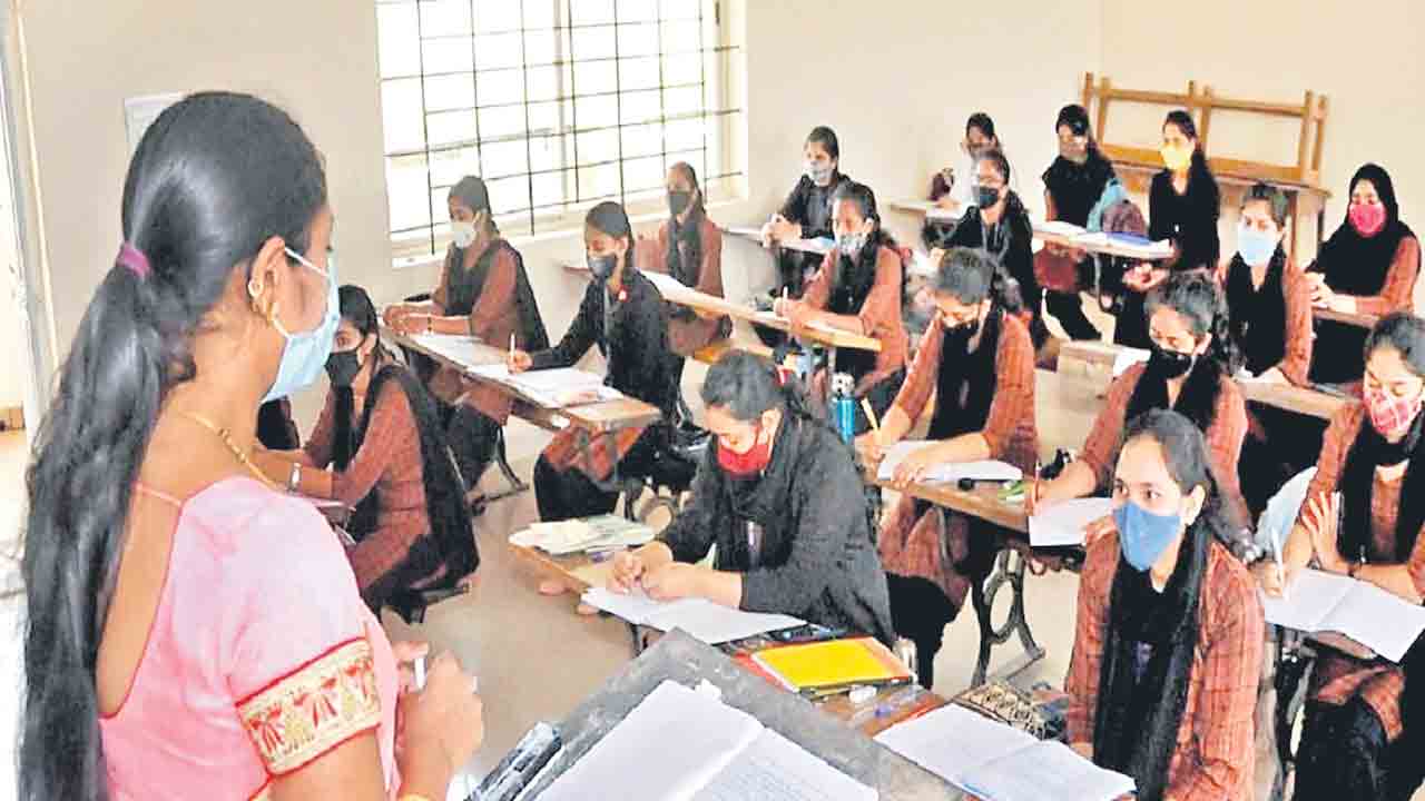 ఒత్తిడిని జయిస్తున్న విద్యార్థులు