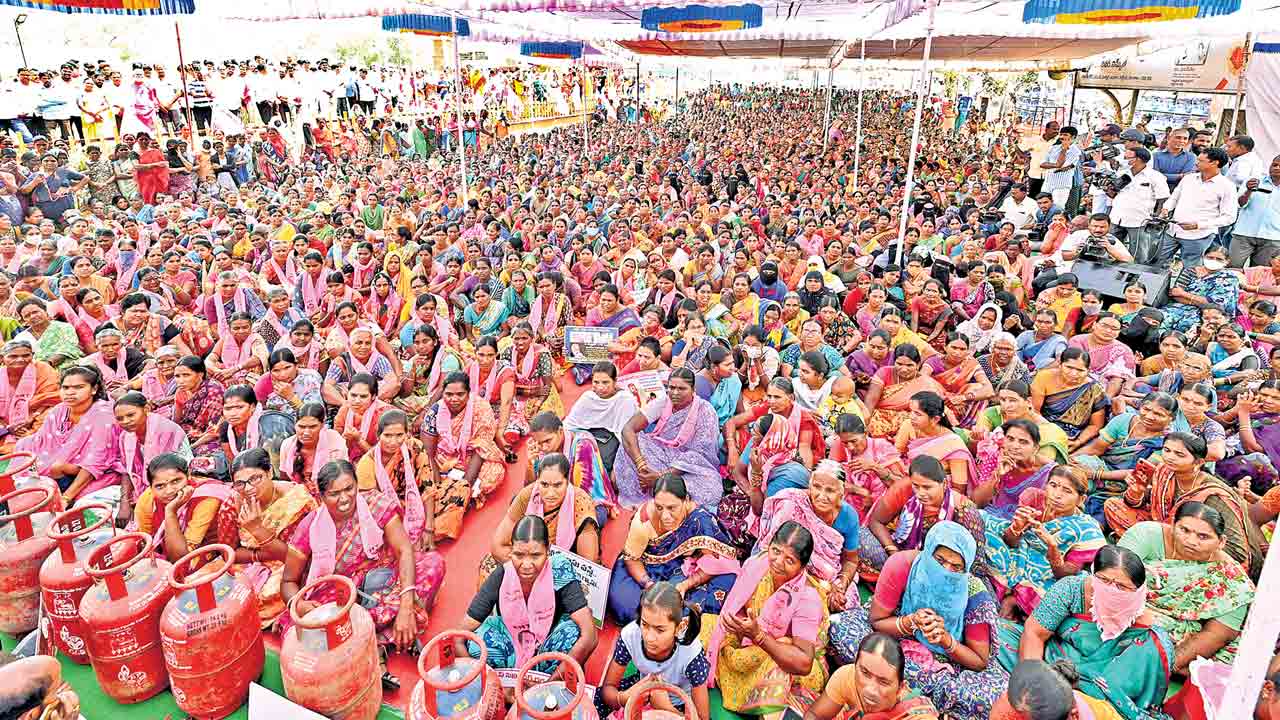 గ్యాస్‌ ధరపై కల్లోలం.. గళమెత్తిన మహిళాలోకం