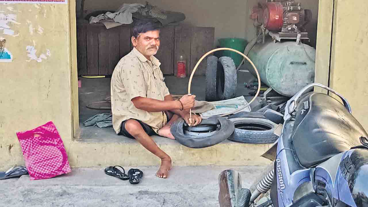 దివ్యాంగులకు ఆర్థిక చేయూతనిస్తున్న రాష్ట్ర ప్రభుత్వం