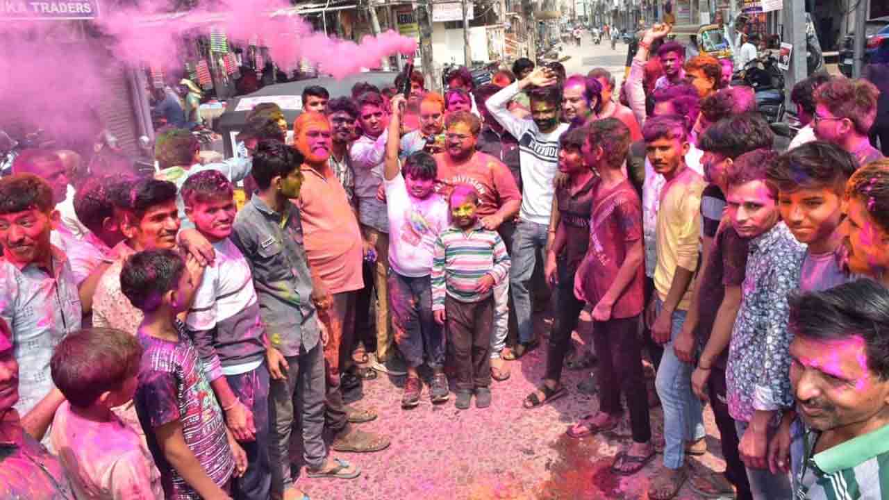 ఉత్సాహంగా రంగుల పండుగ