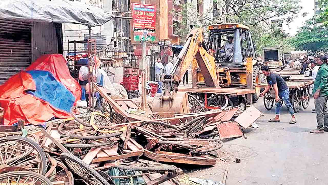 చిరు వ్యాపారులపై బీజేపీ బుల్డోజరిజం