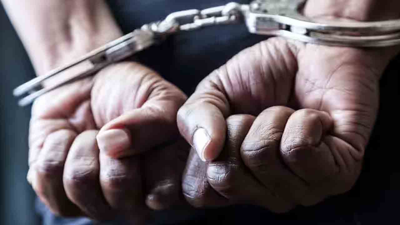 తండ్రిని చంపి.. ముక్కలుగా నరికిన కొడుకు