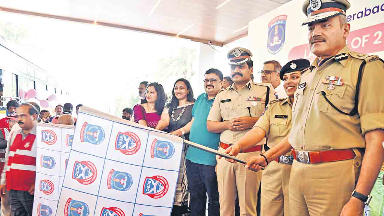 షీ ఎంపవర్‌మెంట్‌ అవార్డుల ప్రదానం