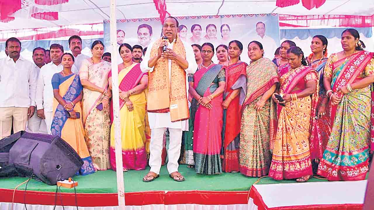 మహిళలను ప్రతి ఒక్కరూ గౌరవించాలి