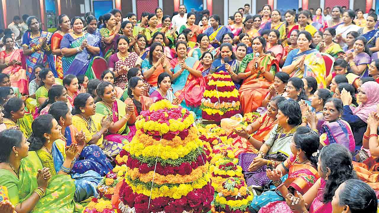ఇంటింటా పూల సిరులు