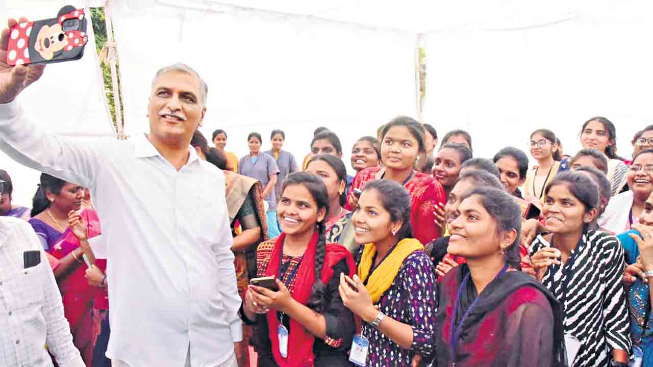 100 దవాఖానల్లో ఆరోగ్య మహిళ