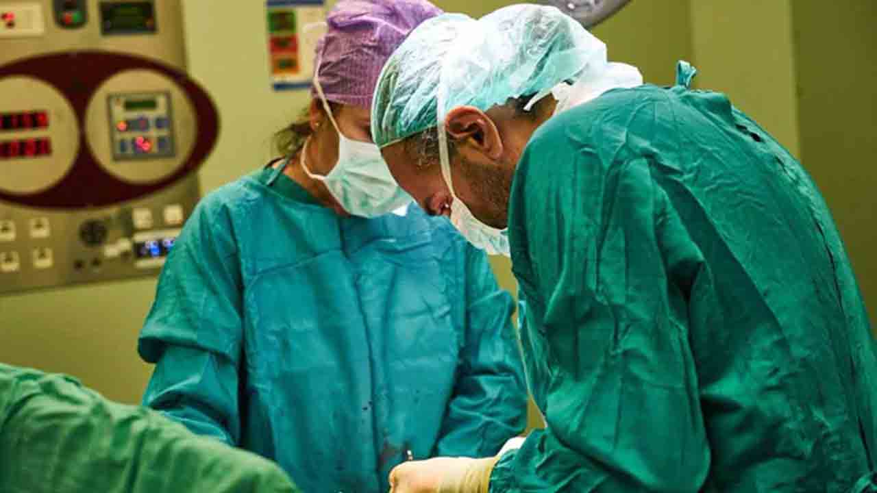 కడుపులో నుంచి వోడ్కా బాటిల్‌ తొలగింపు