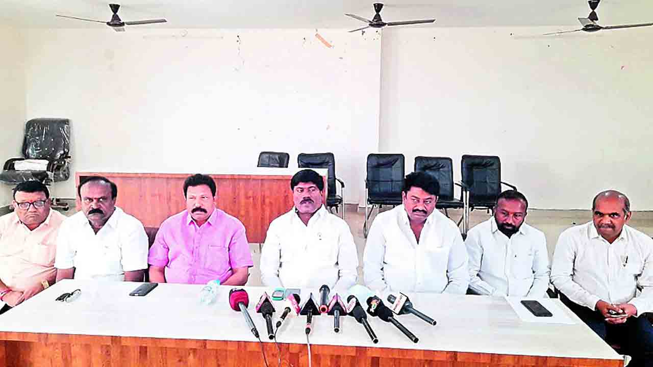 కేంద్రం తీరుతో ‘ఉపాధి’కి ఉరి