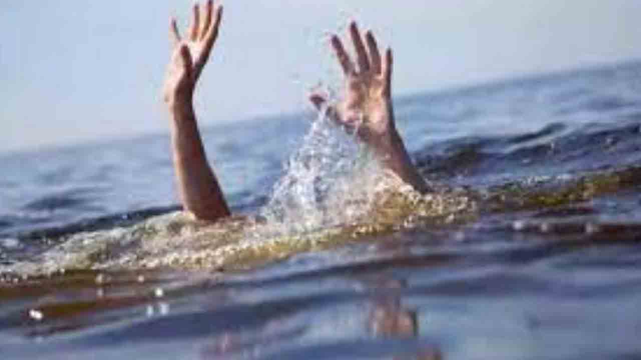 నీటమునిగి ముగ్గురి మృతి