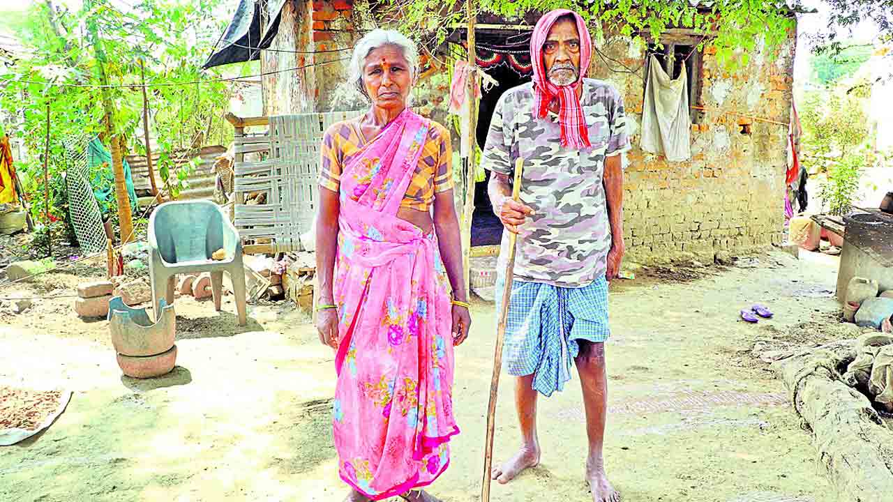 Gruhalakshmi | 45 ఏండ్ల నుంచి రేకుల ఇల్లే దిక్కు.. ఇప్పుడు గృహలక్ష్మీతో సొంతింటి కల నెరవేరుతోంది.. అరుణమ్మ ఆనందం