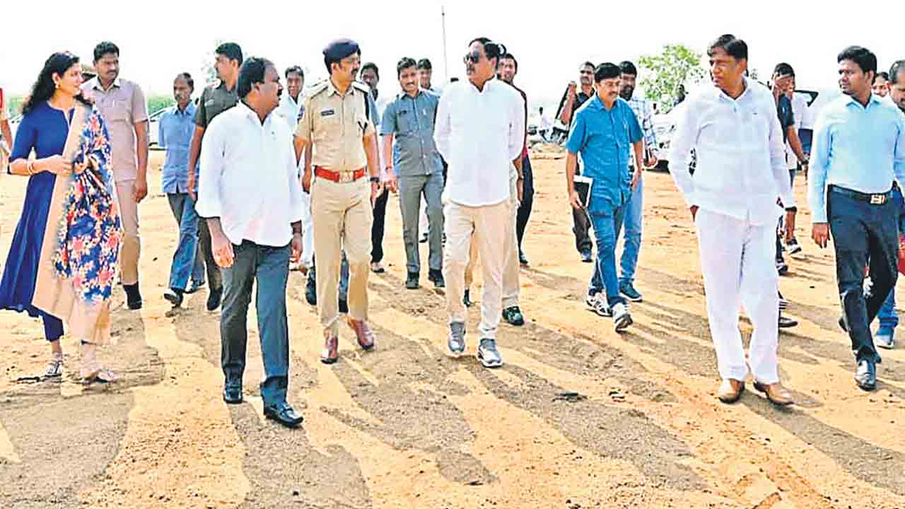 మహిళా దినోత్సవ కానుకగా 1,300 కోట్లు పంపిణీ